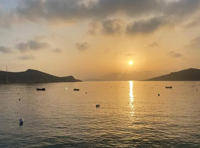 Sea Breeze - A Waterfront ヴィラ Chalki Town