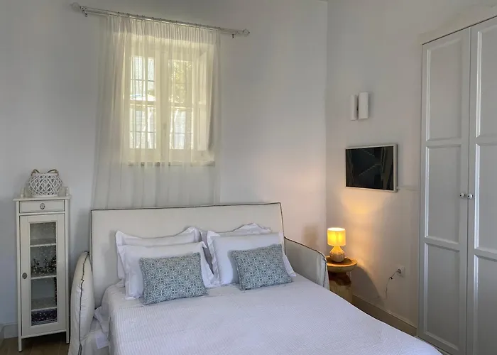 Sea Breeze - A Waterfront ヴィラ Chalki Town